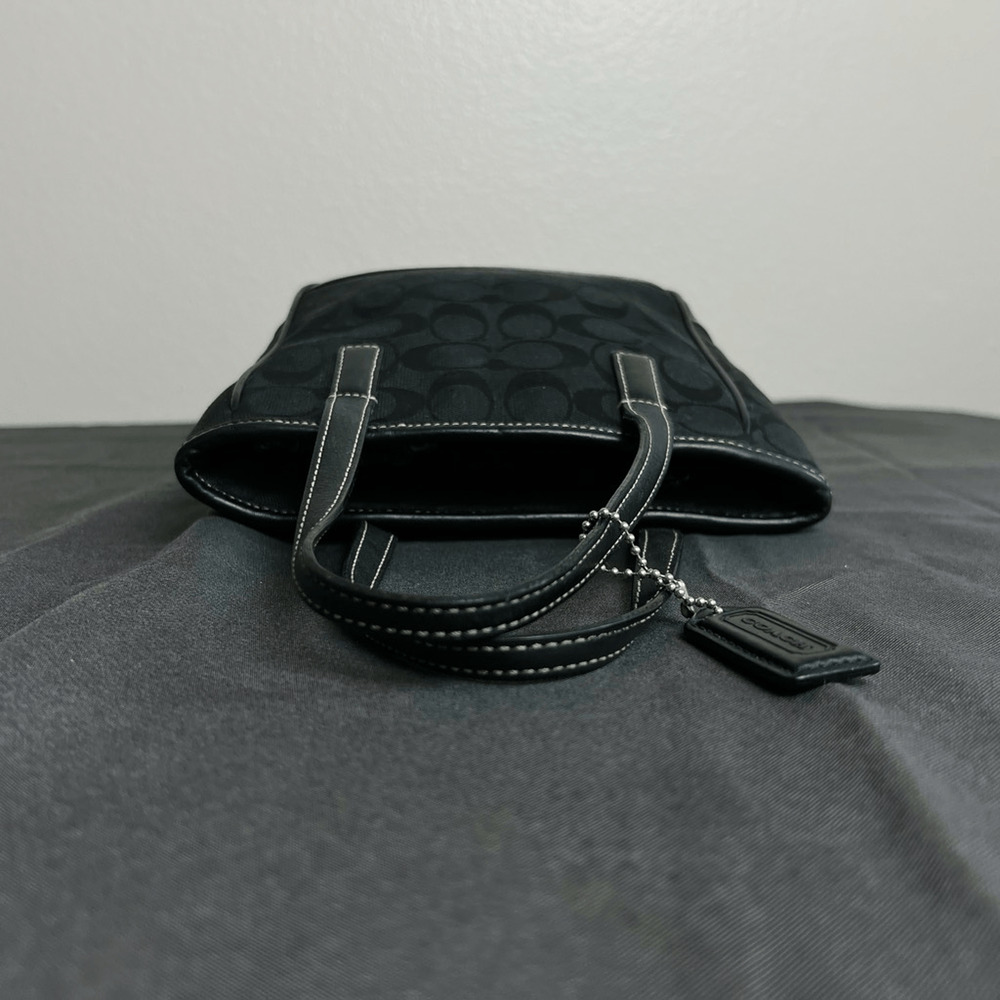 COACH MINI LUNCH TOTE IN BLACK SIGNATURE CANVAS 6087 - Picture 5 of 9